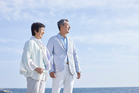 simsearch:622-09176427,k - Japanese senior couple having fun by the sea Photographie de stock - Premium Libres de Droits, Code: 622-09176234