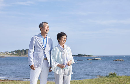 simsearch:622-09176427,k - Japanese senior couple having fun by the sea Photographie de stock - Premium Libres de Droits, Code: 622-09176235