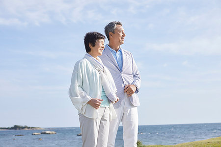 simsearch:622-09176427,k - Japanese senior couple having fun by the sea Photographie de stock - Premium Libres de Droits, Code: 622-09176233