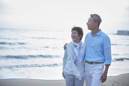 simsearch:622-09176427,k - Japanese senior couple having fun by the sea Photographie de stock - Premium Libres de Droits, Code: 622-09176279