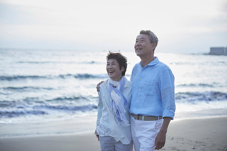 simsearch:622-09176427,k - Japanese senior couple having fun by the sea Photographie de stock - Premium Libres de Droits, Code: 622-09176280