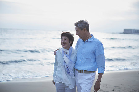 simsearch:622-09176427,k - Japanese senior couple having fun by the sea Photographie de stock - Premium Libres de Droits, Code: 622-09176281