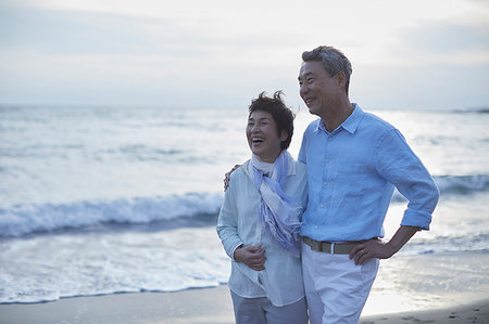 simsearch:622-09176427,k - Japanese senior couple having fun by the sea Photographie de stock - Premium Libres de Droits, Code: 622-09176282