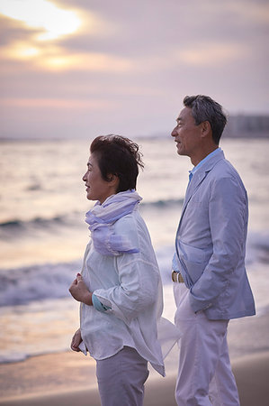 simsearch:622-09176427,k - Japanese senior couple having fun by the sea Photographie de stock - Premium Libres de Droits, Code: 622-09176304