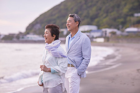 simsearch:622-09176427,k - Japanese senior couple having fun by the sea Photographie de stock - Premium Libres de Droits, Code: 622-09176305