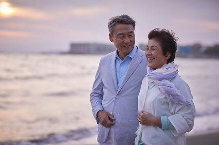 simsearch:622-09176418,k - Japanese senior couple having fun by the sea Foto de stock - Sin royalties Premium, Código: 622-09176307