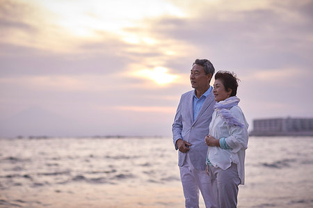 simsearch:622-09176253,k - Japanese senior couple having fun by the sea Stock Photo - Premium Royalty-Free, Code: 622-09176309