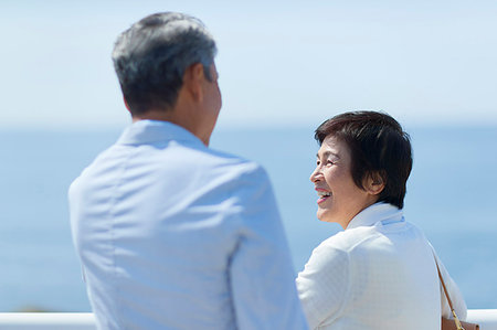 simsearch:622-09176418,k - Japanese senior couple having fun by the sea Foto de stock - Sin royalties Premium, Código: 622-09176348