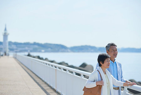 simsearch:622-09176427,k - Japanese senior couple having fun by the sea Photographie de stock - Premium Libres de Droits, Code: 622-09176342