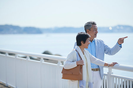 simsearch:622-09176427,k - Japanese senior couple having fun by the sea Photographie de stock - Premium Libres de Droits, Code: 622-09176343