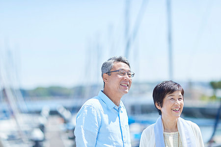 simsearch:622-09176427,k - Japanese senior couple having fun by the sea Photographie de stock - Premium Libres de Droits, Code: 622-09176356