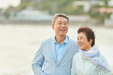 simsearch:622-09176427,k - Japanese senior couple having fun by the sea Photographie de stock - Premium Libres de Droits, Code: 622-09176428