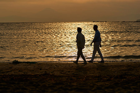 simsearch:622-09176427,k - Japanese senior couple having fun by the sea Photographie de stock - Premium Libres de Droits, Code: 622-09176423