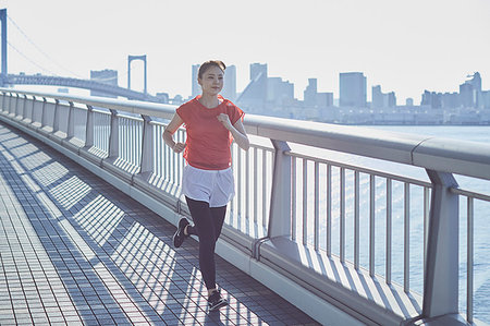 rainbow bridge - Young Japanese woman training downtown Tokyo Photographie de stock - Premium Libres de Droits, Code: 622-09176459