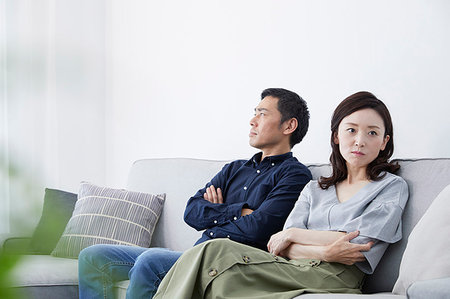 simsearch:400-06687238,k - Japanese mature couple on the sofa Fotografie stock - Premium Royalty-Free, Codice: 622-09187108