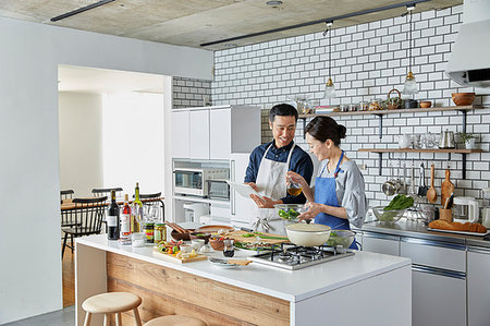 Japanese mature couple in the kitchen Photographie de stock - Premium Libres de Droits, Code: 622-09187137