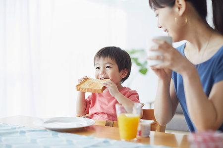 simsearch:6102-08942519,k - Japanese mother and kid having breakfast Stock Photo - Premium Royalty-Free, Code: 622-09187248