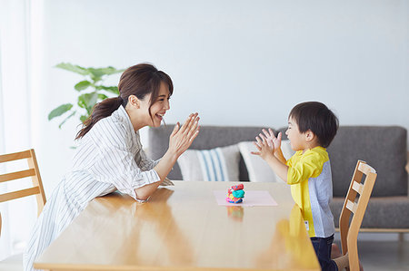 family clapping for mum - Japanese mother and kid playing Stock Photo - Premium Royalty-Free, Code: 622-09187283