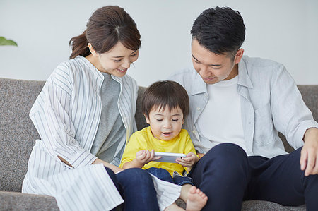 see city - Japanese family on the sofa Stock Photo - Premium Royalty-Free, Code: 622-09187314