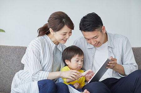 Japanese family on the sofa Stock Photo - Premium Royalty-Free, Code: 622-09187317