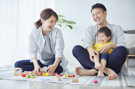 Japanese family in the living room Stockbilder - Premium RF Lizenzfrei, Bildnummer: 622-09187349