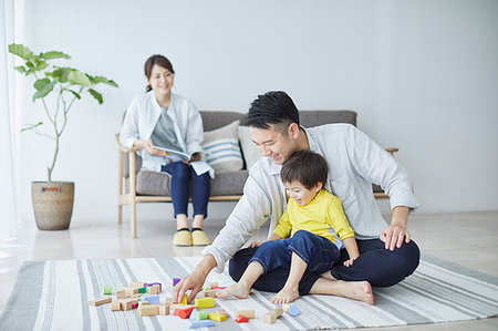 father son play building - Japanese family in the living room Stock Photo - Premium Royalty-Free, Code: 622-09187351