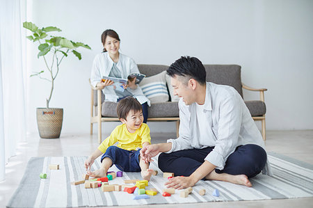 father son play building - Japanese family in the living room Stock Photo - Premium Royalty-Free, Code: 622-09187352