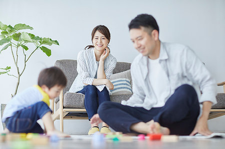 simsearch:696-03397536,k - Japanese family in the living room Stock Photo - Premium Royalty-Free, Code: 622-09187364