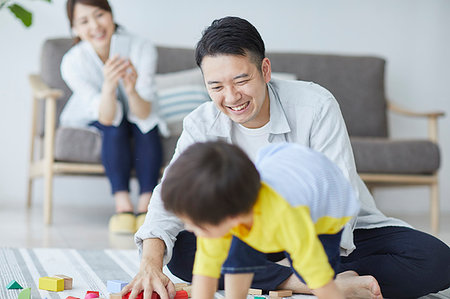 simsearch:622-09187317,k - Japanese family in the living room Foto de stock - Sin royalties Premium, Código: 622-09187360