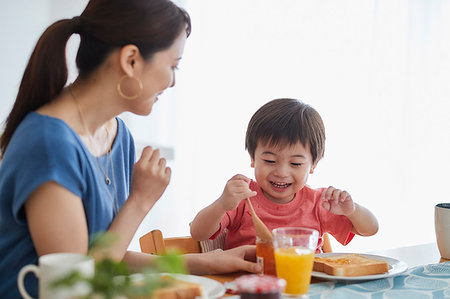 simsearch:614-01558935,k - Japanese mother and kid having breakfast Foto de stock - Sin royalties Premium, Código: 622-09187417