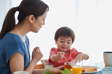 simsearch:614-01558935,k - Japanese mother and kid having breakfast Foto de stock - Sin royalties Premium, Código: 622-09187418