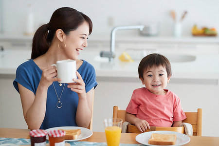 Japanese mother and kid having breakfast Stock Photo - Premium Royalty-Free, Code: 622-09187411