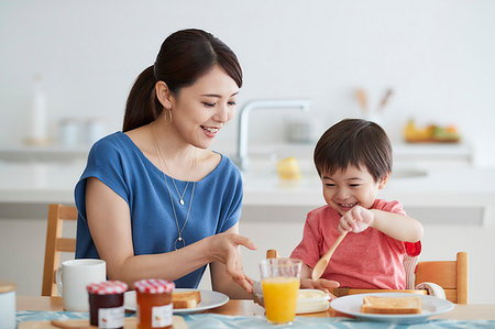 simsearch:614-03903059,k - Japanese mother and kid having breakfast Stock Photo - Premium Royalty-Free, Code: 622-09187413