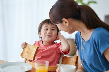 simsearch:400-09096062,k - Japanese mother and kid having breakfast Photographie de stock - Premium Libres de Droits, Code: 622-09187430