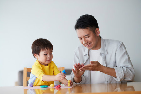 simsearch:859-09193218,k - Japanese father and kid playing Stockbilder - Premium RF Lizenzfrei, Bildnummer: 622-09187459