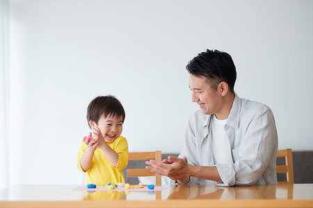 simsearch:622-06369630,k - Japanese father and kid playing Foto de stock - Sin royalties Premium, Código: 622-09187450
