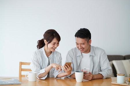 Japanese couple in the living room Foto de stock - Sin royalties Premium, Código: 622-09187488