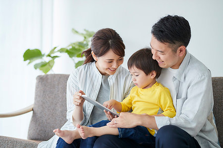 Japanese family on the sofa Photographie de stock - Premium Libres de Droits, Code: 622-09187506