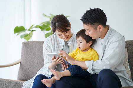 Japanese family on the sofa Photographie de stock - Premium Libres de Droits, Code: 622-09187507