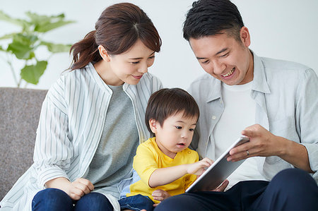 Japanese family on the sofa Stock Photo - Premium Royalty-Free, Code: 622-09187502