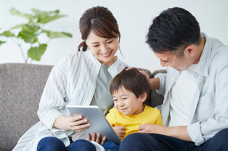 Japanese family on the sofa Stock Photo - Premium Royalty-Free, Code: 622-09187503