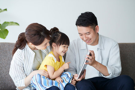 Japanese family on the sofa Photographie de stock - Premium Libres de Droits, Code: 622-09187510