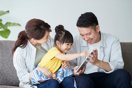 Japanese family on the sofa Photographie de stock - Premium Libres de Droits, Code: 622-09187512