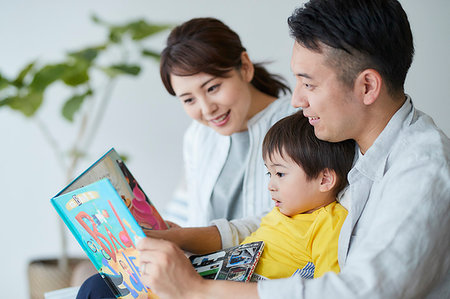 simsearch:859-09193167,k - Japanese family on the sofa Stock Photo - Premium Royalty-Free, Code: 622-09187521