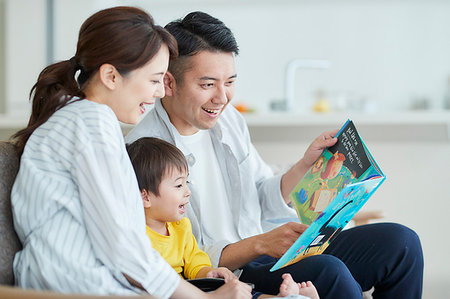 simsearch:859-09193167,k - Japanese family on the sofa Stock Photo - Premium Royalty-Free, Code: 622-09187522