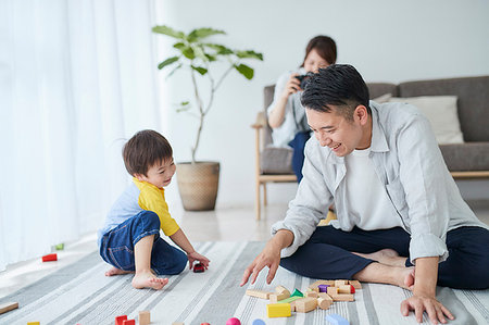 father son play building - Japanese family in the living room Stock Photo - Premium Royalty-Free, Code: 622-09187537