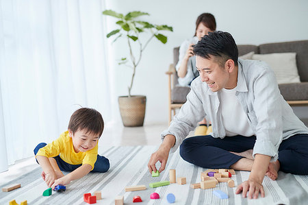 Japanese family in the living room Foto de stock - Sin royalties Premium, Código: 622-09187538