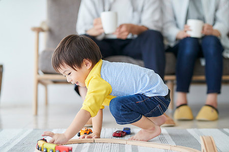 simsearch:6118-07809003,k - Japanese family in the living room Stock Photo - Premium Royalty-Free, Code: 622-09187548