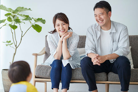 simsearch:622-09187317,k - Japanese family in the living room Foto de stock - Sin royalties Premium, Código: 622-09187540