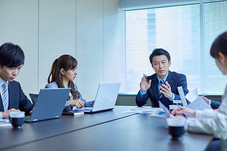 simsearch:622-09014048,k - Japanese businesspeople in a meeting Stock Photo - Premium Royalty-Free, Code: 622-09180794